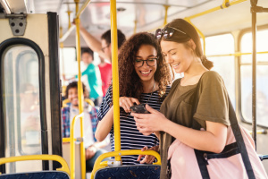 AdobeStock_248250456_Dusan Petkovic_Frauen im Bus