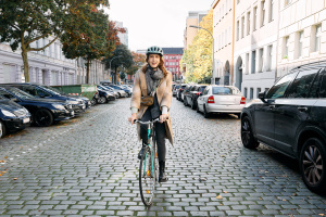 AdobeStock_544475869_Sophia Emmerich_ Frau auf Rad